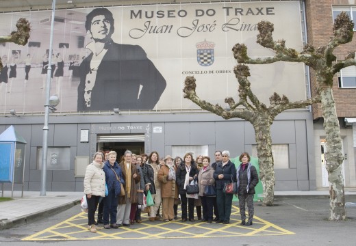 O Museo do Traxe recibe a visita da asociación de Amas de Casa de Pontevedra